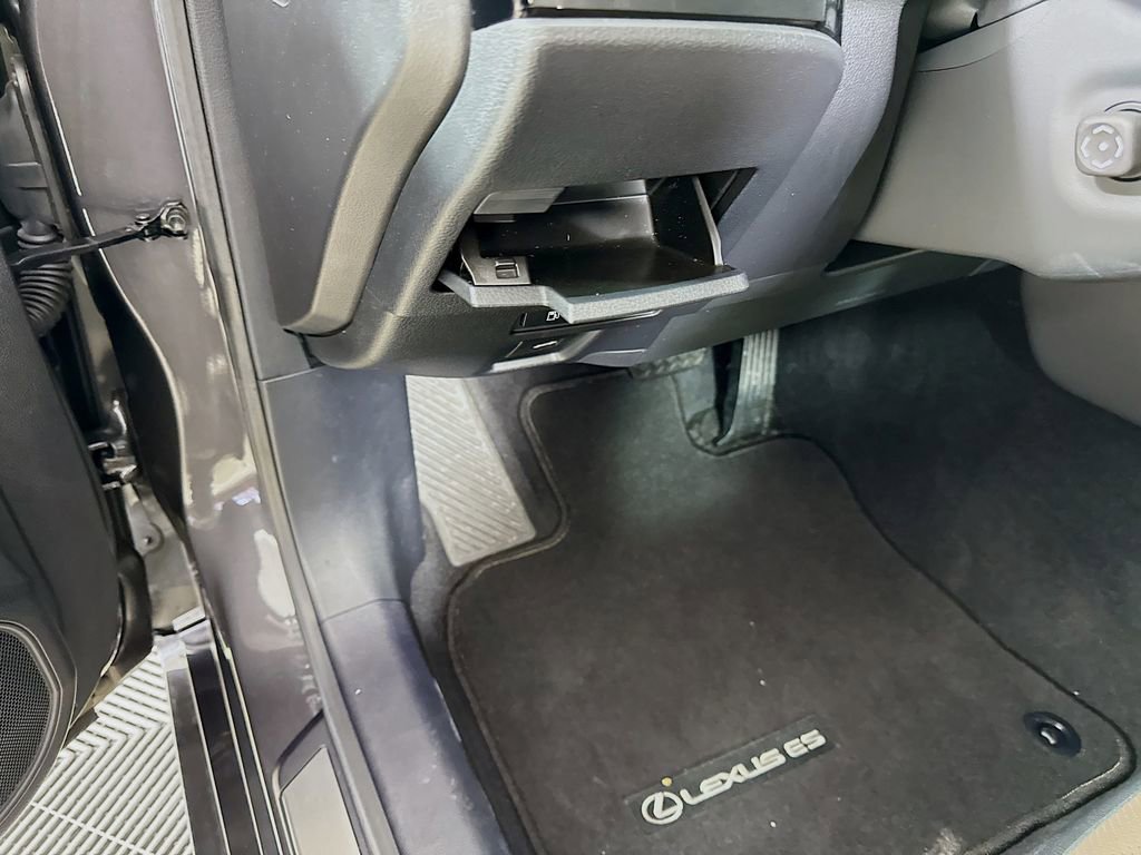 Certified 2025 Lexus ES 300h w/ Premium Package image 10
