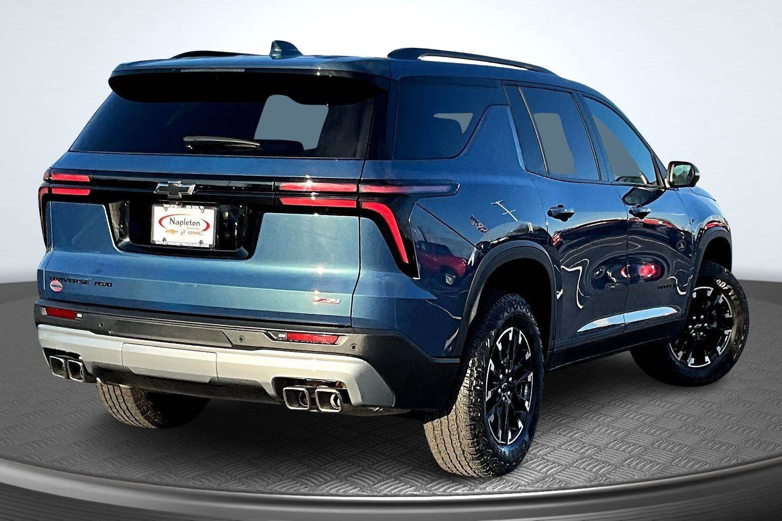 Used 2024 Chevrolet Traverse Z71 w/ Enhanced Driving Package image 2