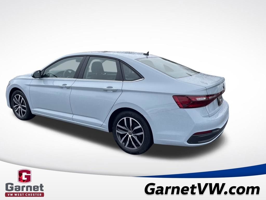 Certified 2025 Volkswagen Jetta SE w/ Sunroof Package image 3