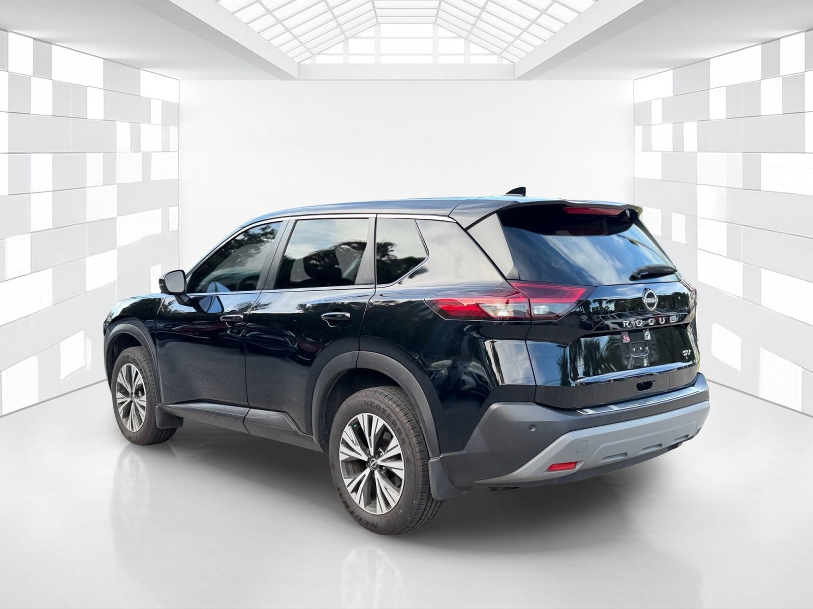 Used 2023 Nissan Rogue SV FWD image 5