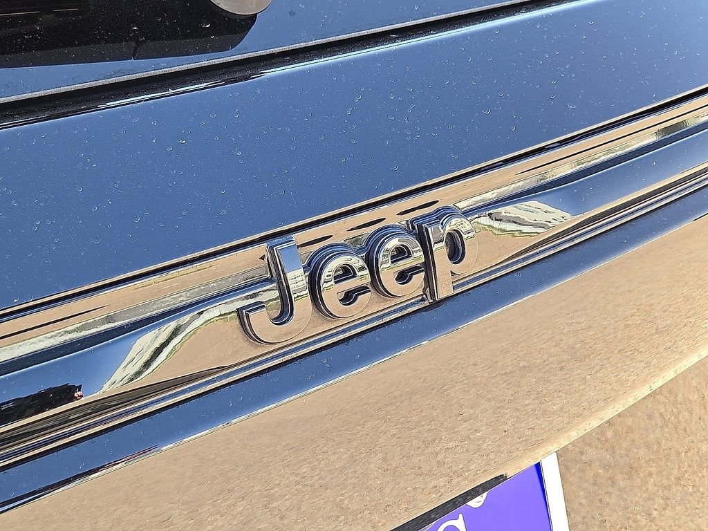 Used 2025 Jeep Grand Cherokee Altitude AWD/4WD image 12
