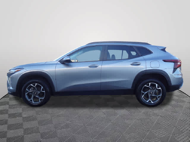 Used 2024 Chevrolet Trax LT FWD image 2