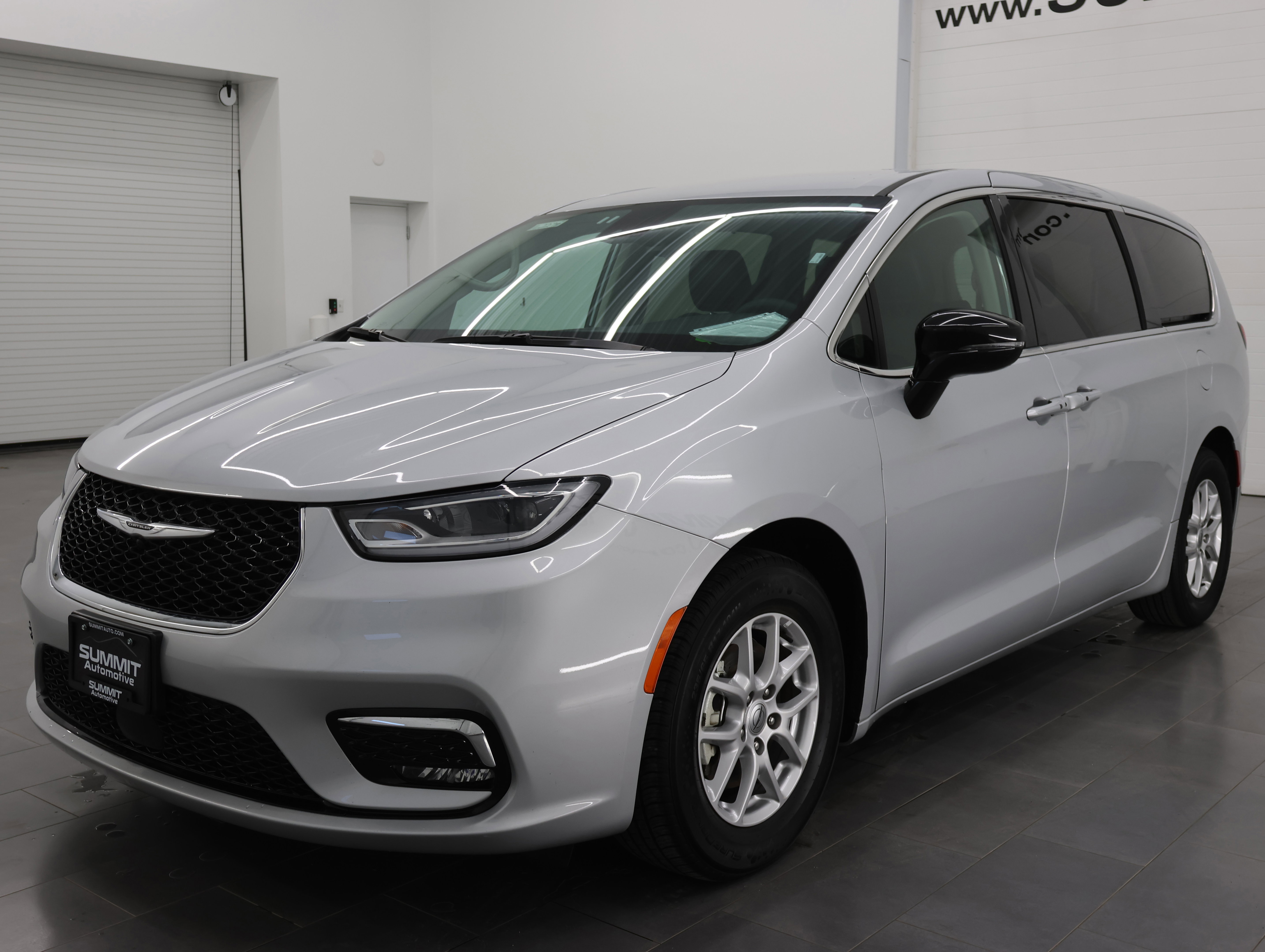 Used 2024 Chrysler Pacifica Touring-L FWD image 7