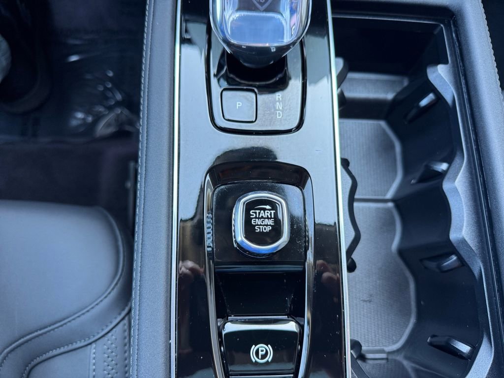 Used 2025 Volvo XC90 B5 Plus image 16
