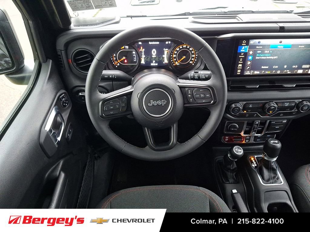 Used 2025 Jeep Wrangler Unlimited Rubicon AWD/4WD image 12