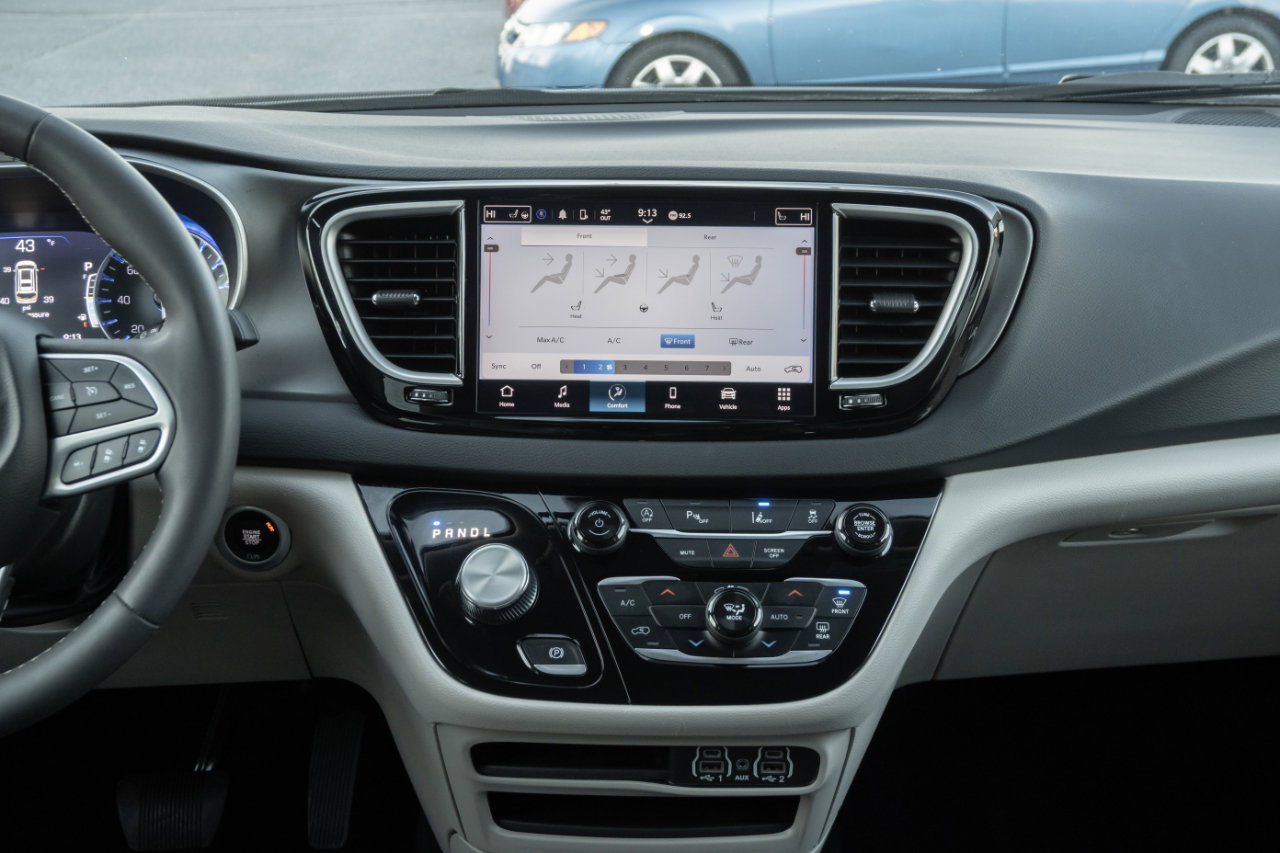 Used 2024 Chrysler Pacifica Touring-L image 30