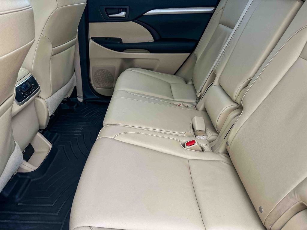 Used 2015 Toyota Highlander XLE FWD image 19