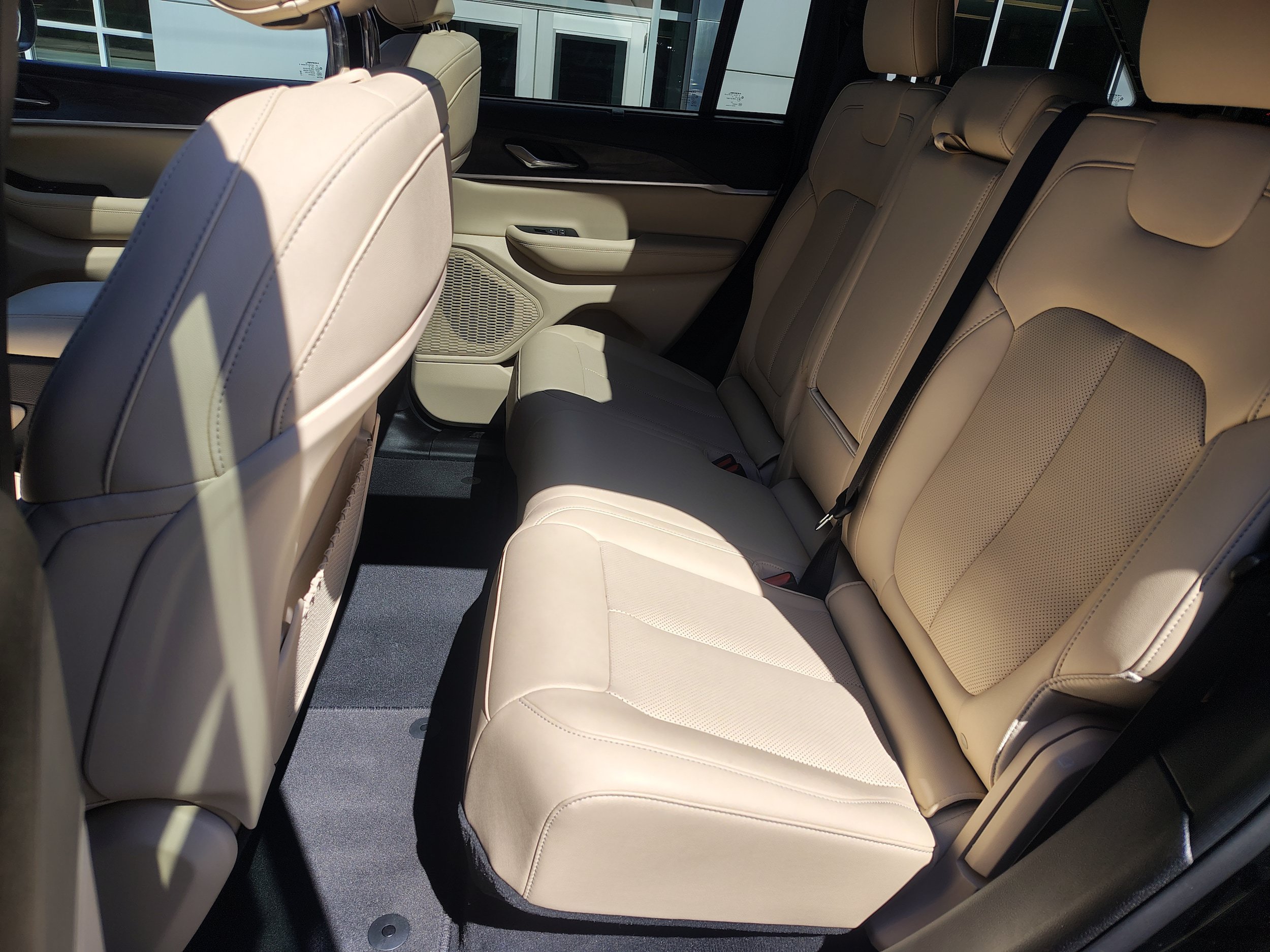 Certified 2024 Jeep Grand Cherokee Limited w/ Luxury Tech Group II AWD/4WD image 23