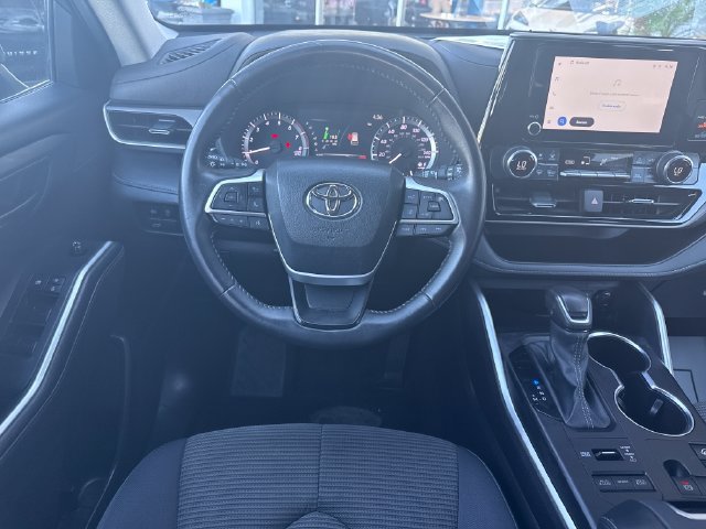 Used 2024 Toyota Highlander LE AWD/4WD image 13