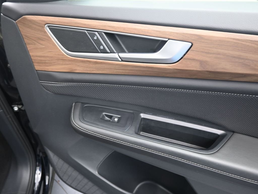 Used 2025 Volkswagen Atlas SE image 21