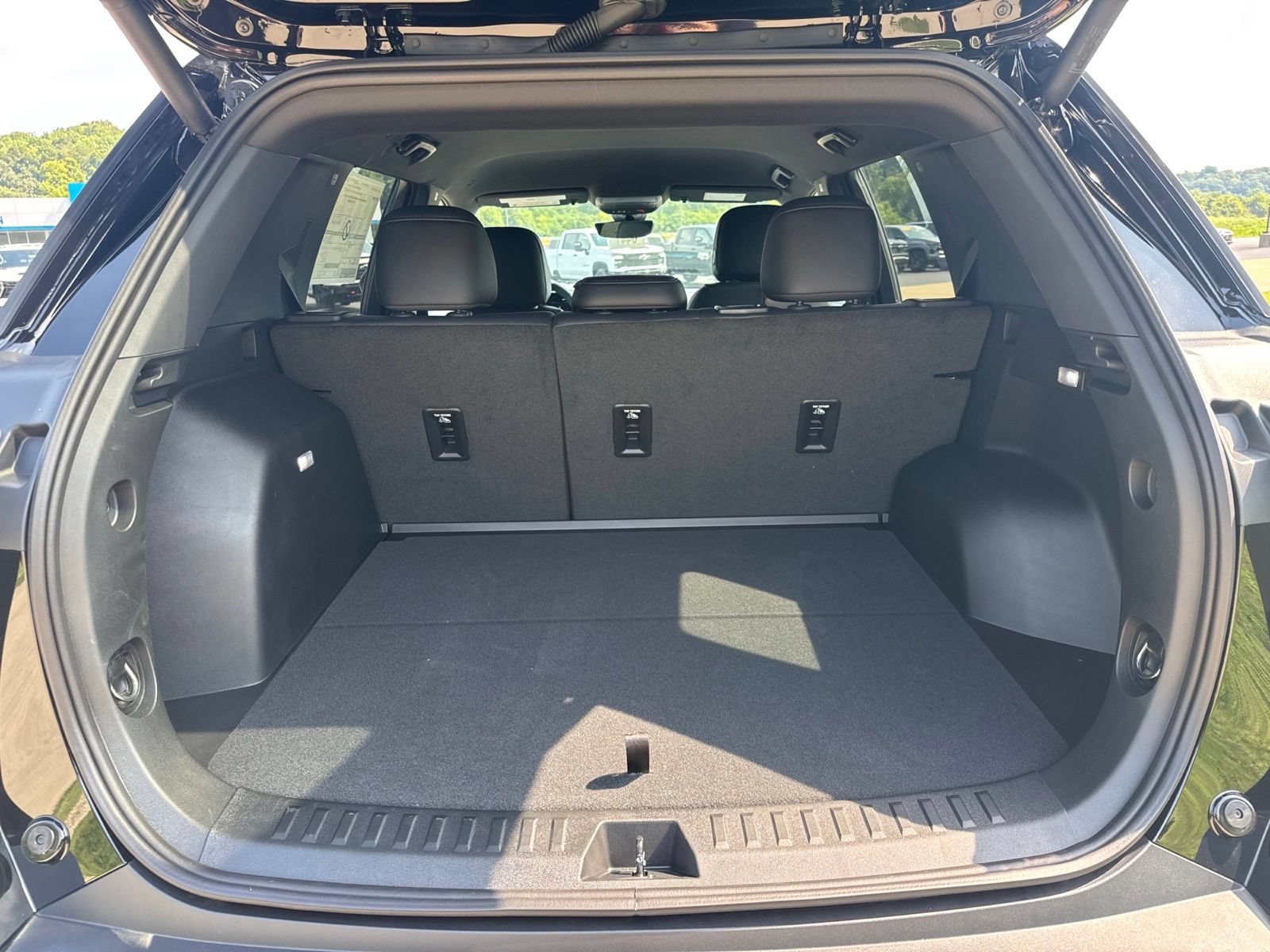 New 2027 Chevrolet Equinox LT w/ Convenience Package II FWD image 11
