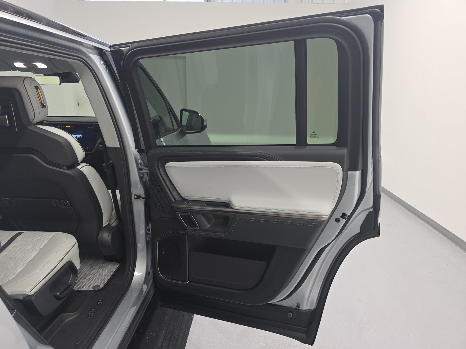Used 2024 Rivian R1S Adventure AWD/4WD image 19