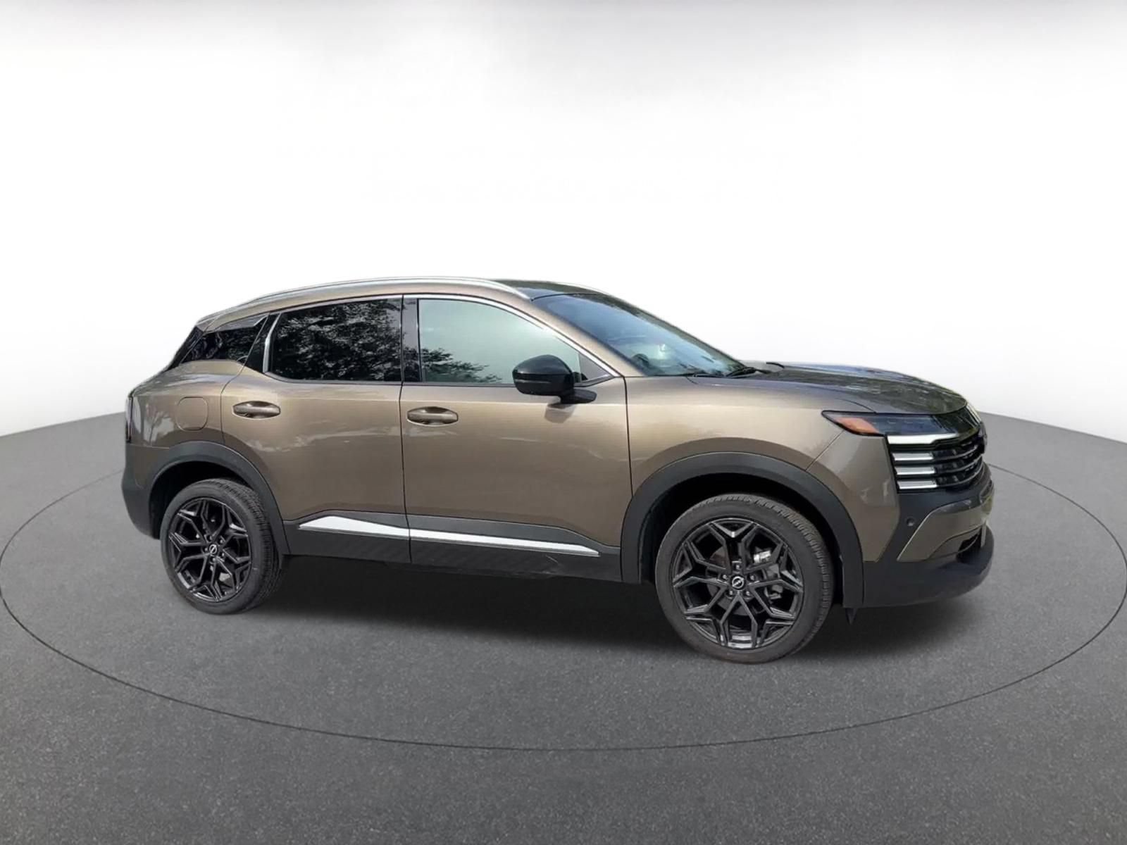 Used 2026 Nissan Kicks SR FWD image 2