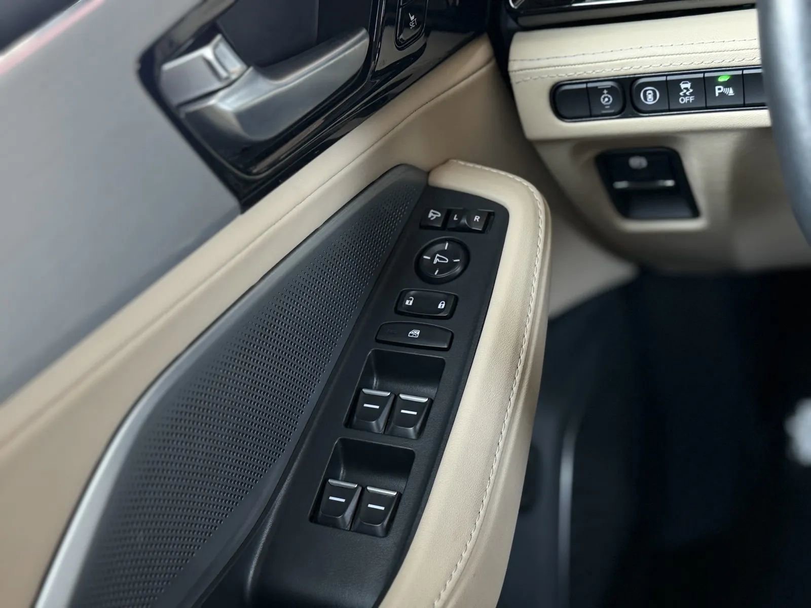 Used 2025 Acura MDX SH-AWD w/ Technology Package image 26