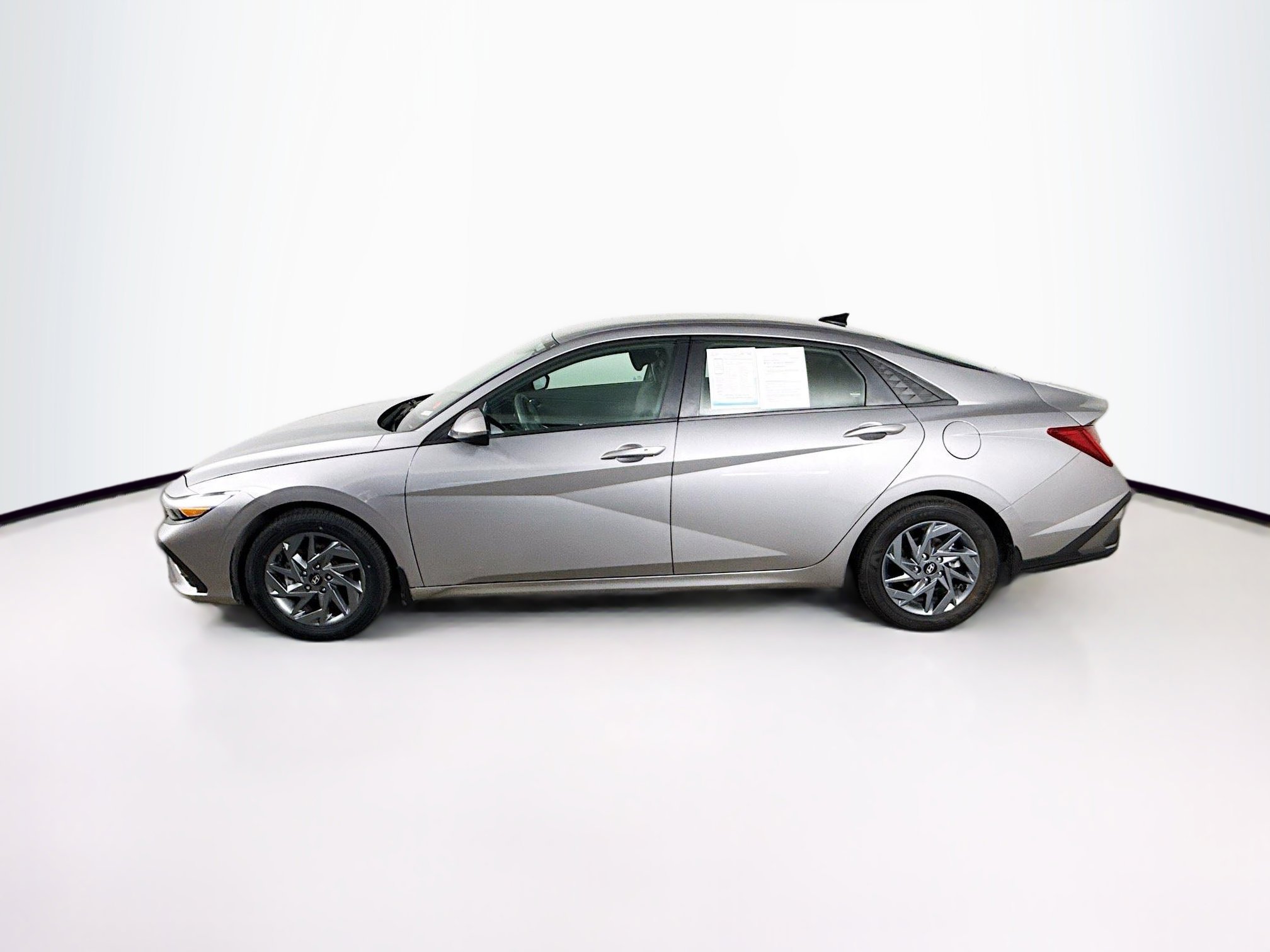 Used 2025 Hyundai Elantra Blue image 7