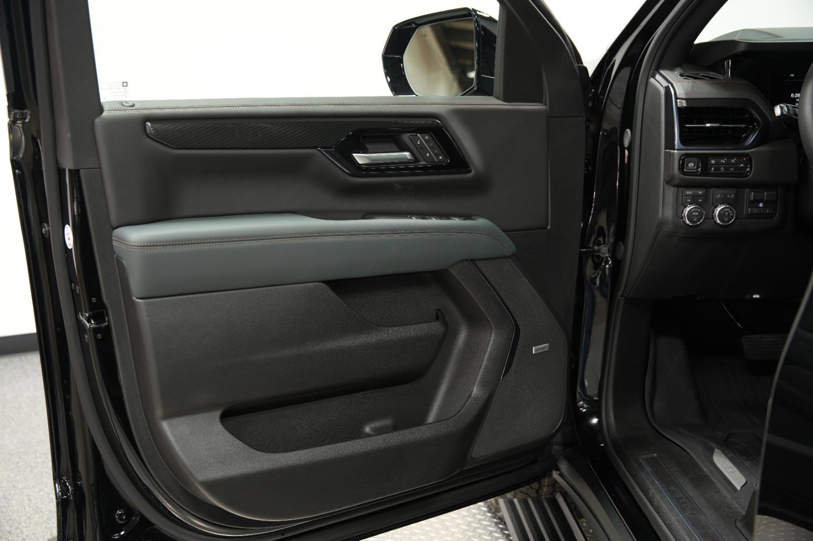 New 2026 GMC Yukon XL AT4 w/ AT4 Premium Plus Package AWD/4WD image 28