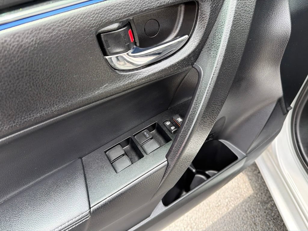 Used 2017 Toyota Corolla SE w/ Carpet Mat Package (TMS) FWD image 19
