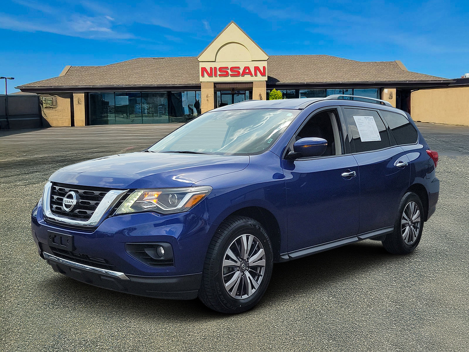Used 2020 Nissan Pathfinder SV image 2