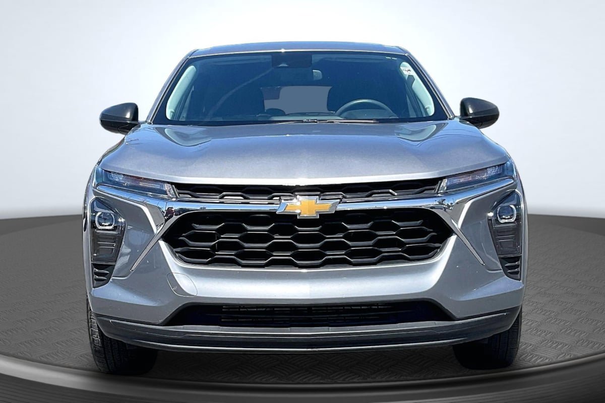 Used 2025 Chevrolet Trax LS FWD image 3