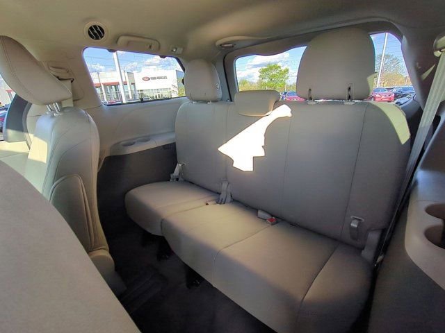 Certified 2017 Toyota Sienna XLE image 18