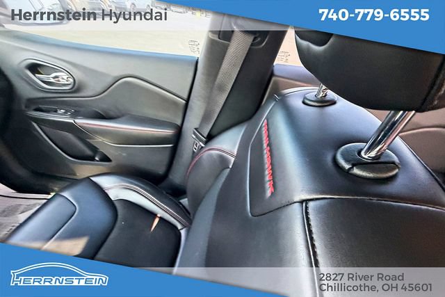 Used 2019 Jeep Cherokee Trailhawk AWD/4WD image 11