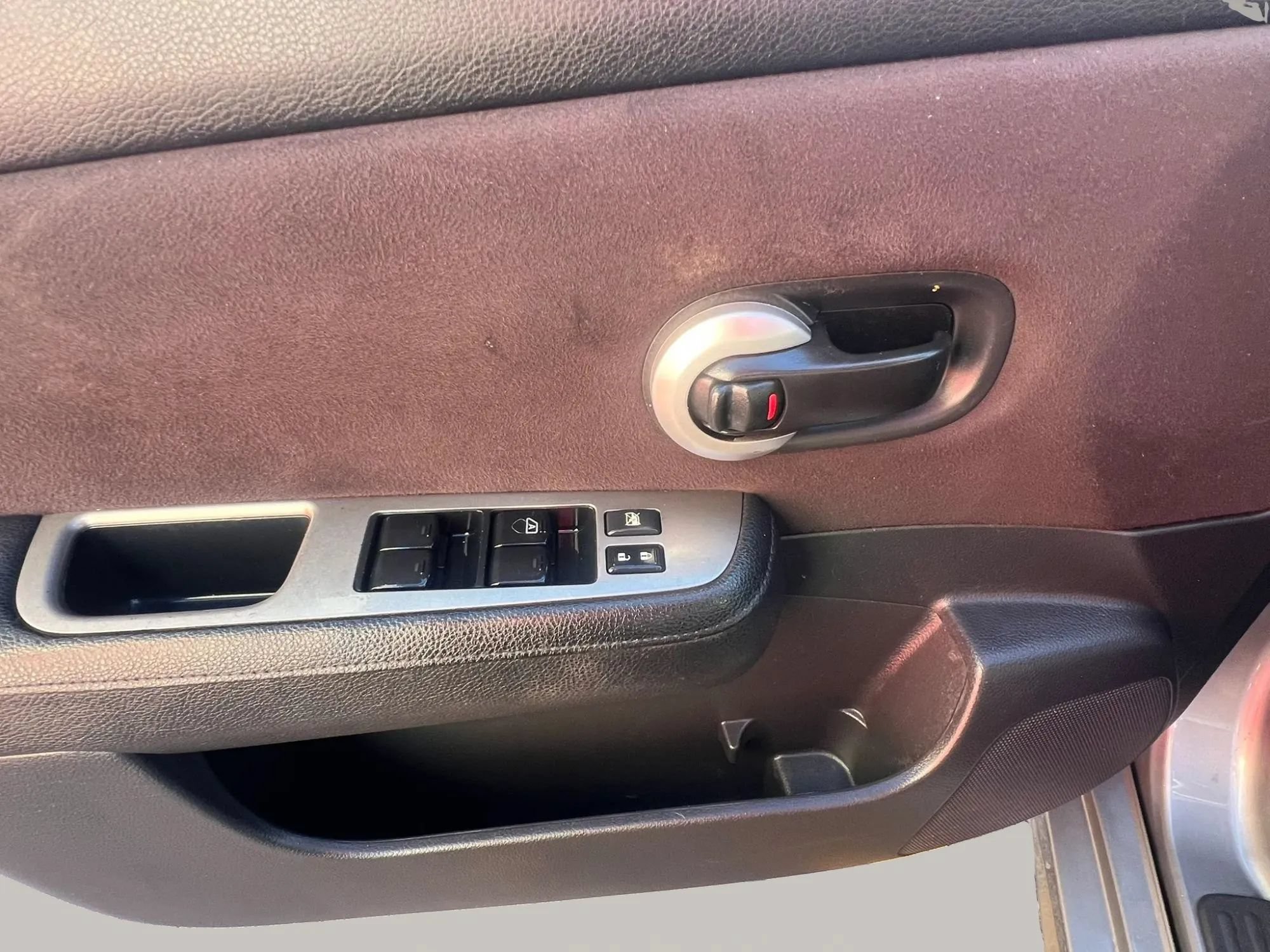 Used 2011 Nissan Versa Hatchback w/ Navigation/Satellite Pkg FWD image 12