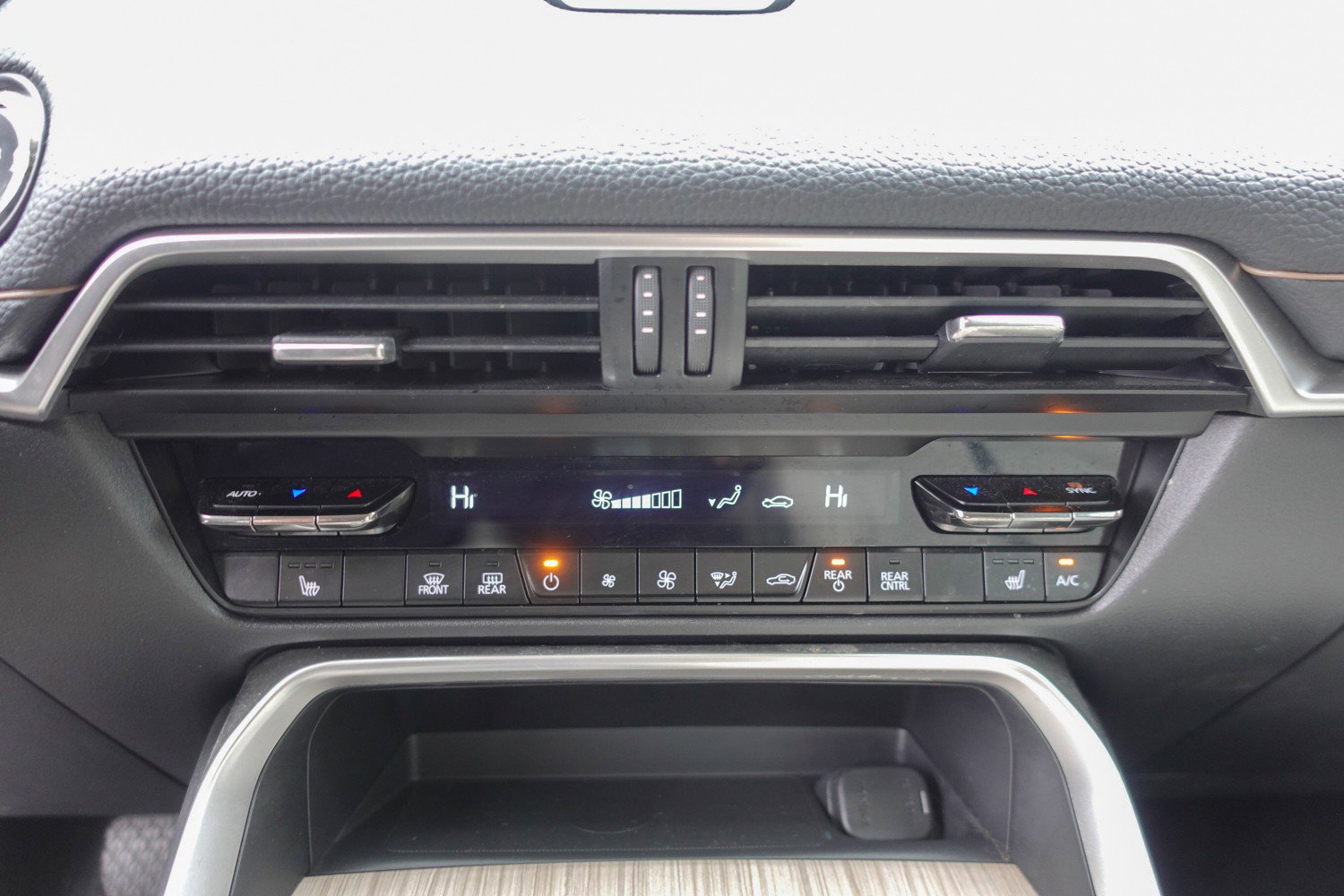 Used 2024 MAZDA CX-90 Plug-In Hybrid w/ Premium Pkg image 18