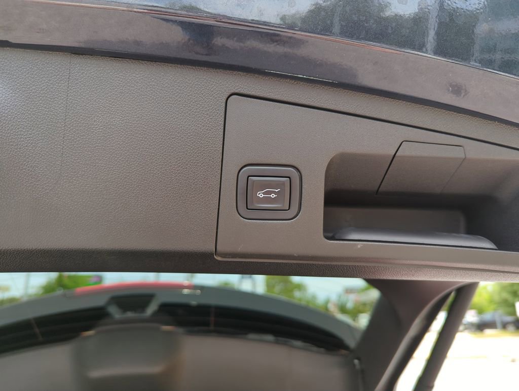 Used 2022 Cadillac XT4 Premium Luxury w/ Enhanced Visibility Package FWD image 31