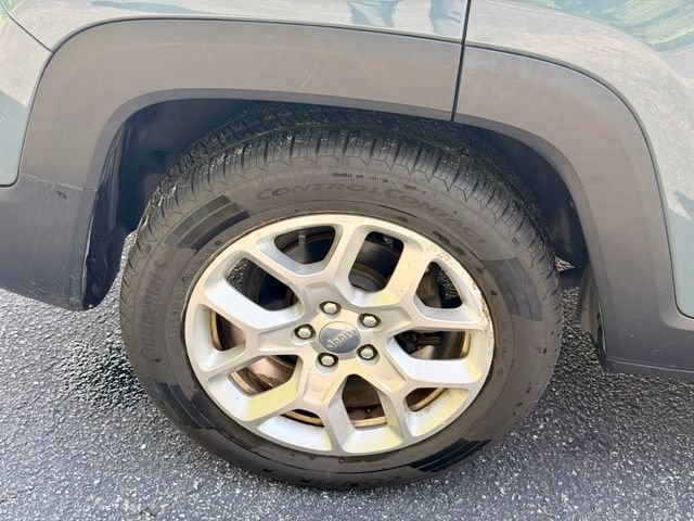 Used 2017 Jeep Renegade Latitude w/ Popular Equipment Group FWD image 30