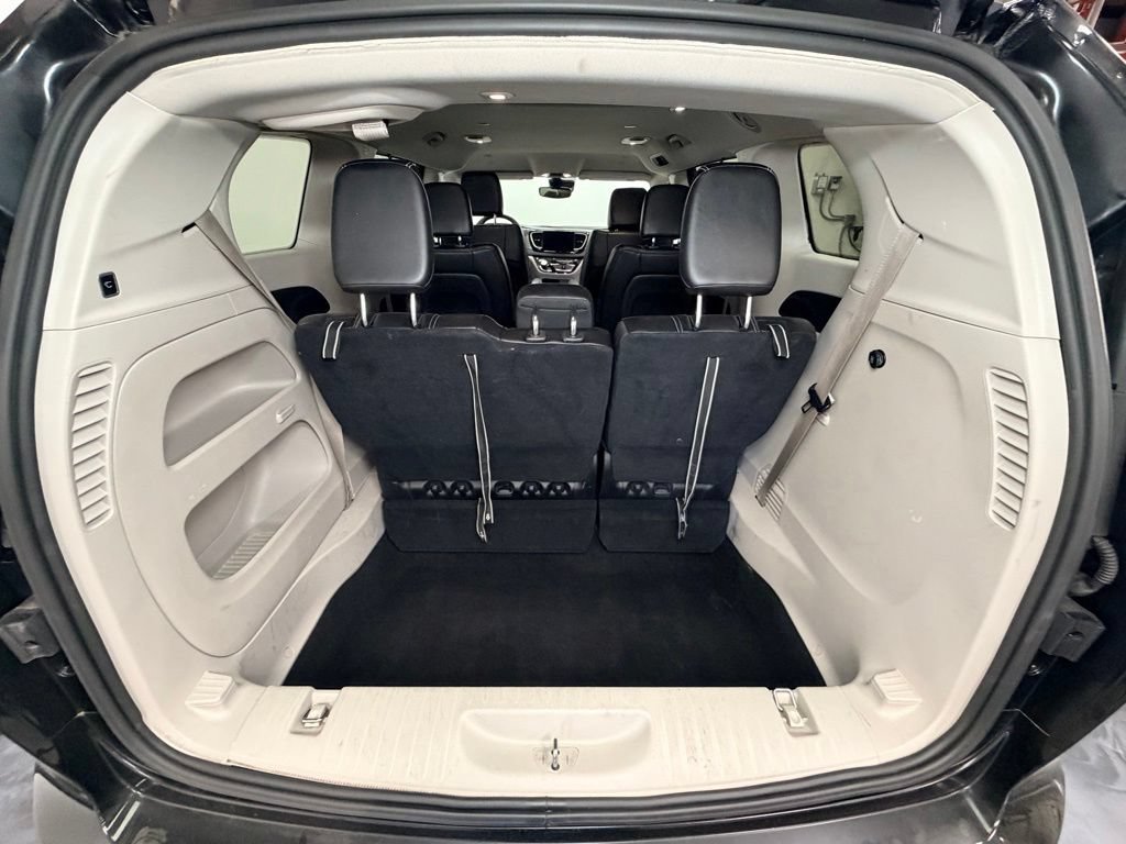 Used 2023 Chrysler Pacifica Touring-L FWD image 8