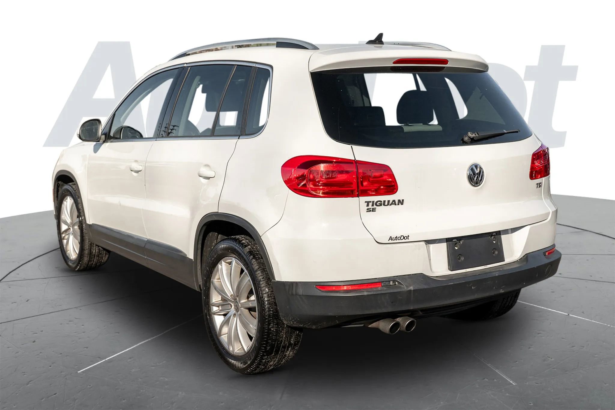 Used 2016 Volkswagen Tiguan SE image 2