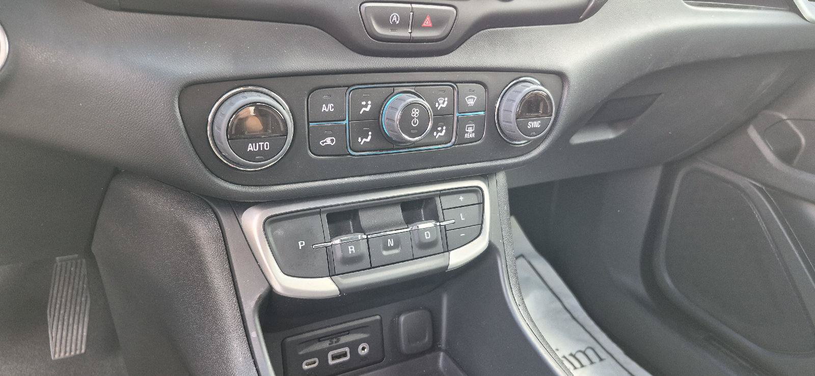 Used 2023 GMC Terrain SLE w/ Driver Convenience Package FWD image 9