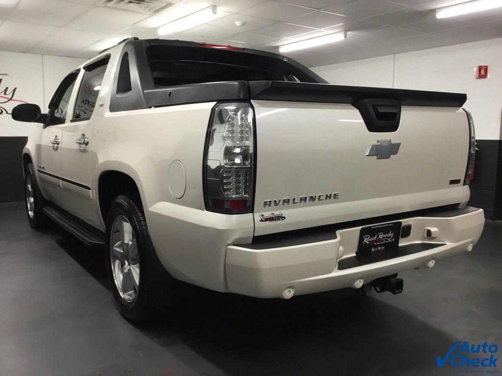 Used 2011 Chevrolet Avalanche LTZ image 8