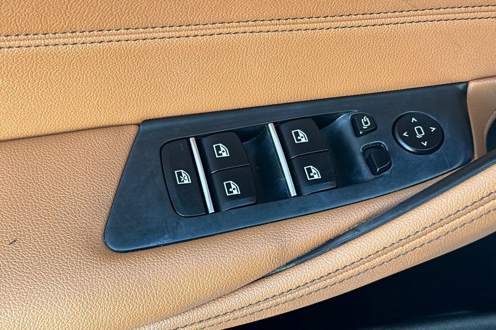 Used 2023 BMW 530e w/ Convenience Package image 11