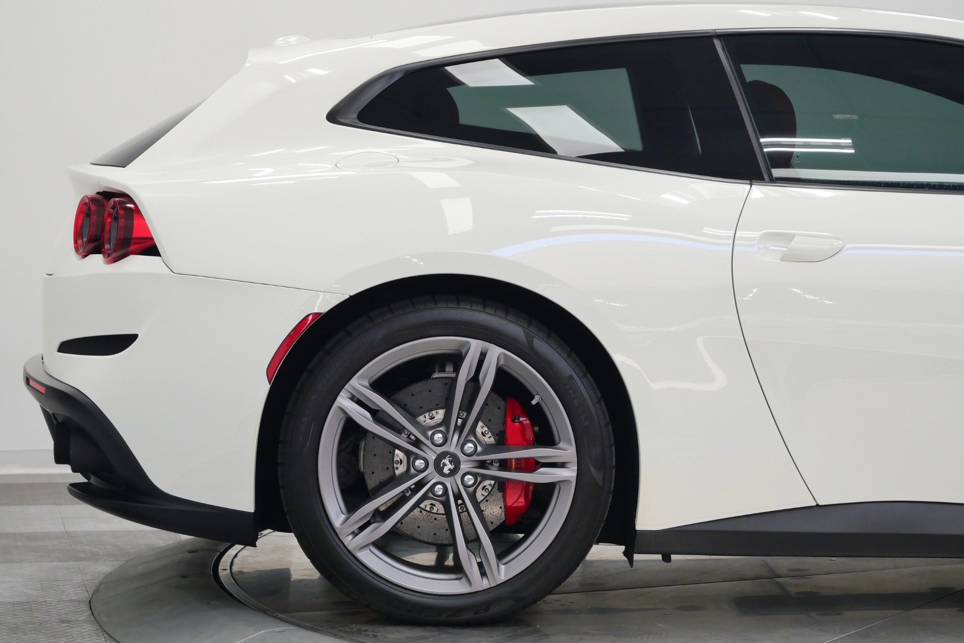 Used 2017 Ferrari GTC4Lusso AWD/4WD image 50