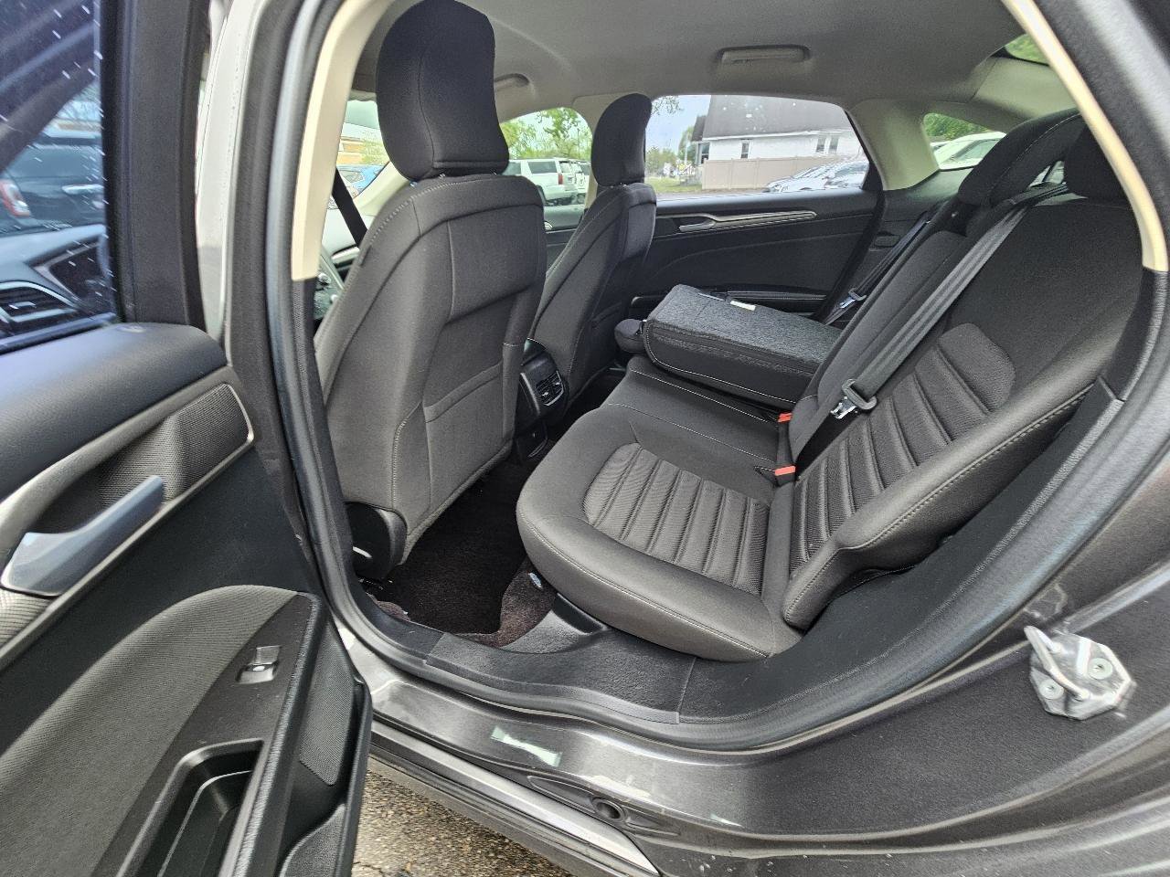 Used 2017 Ford Fusion SE FWD image 22