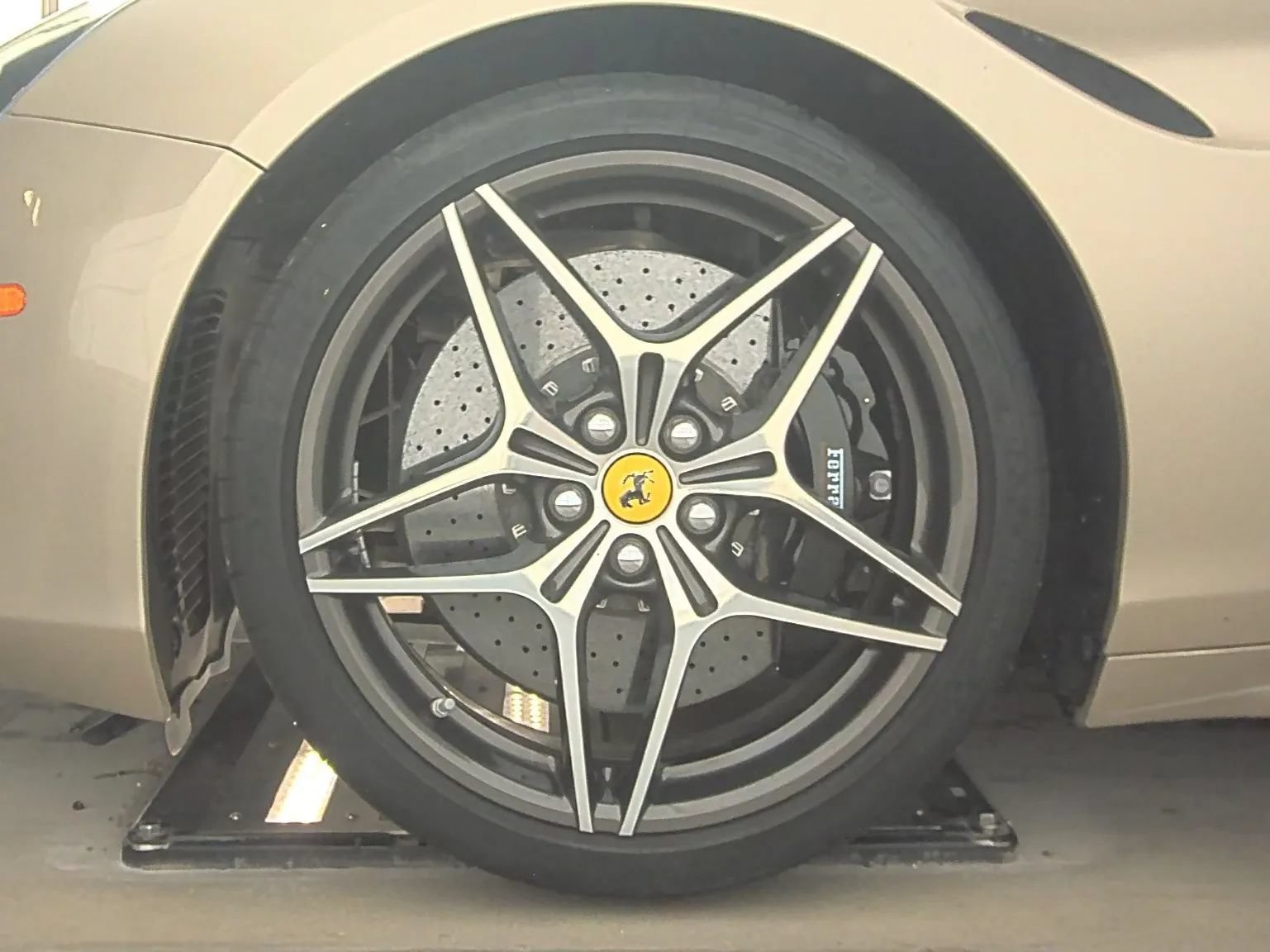 Used 2018 Ferrari California T RWD image 9