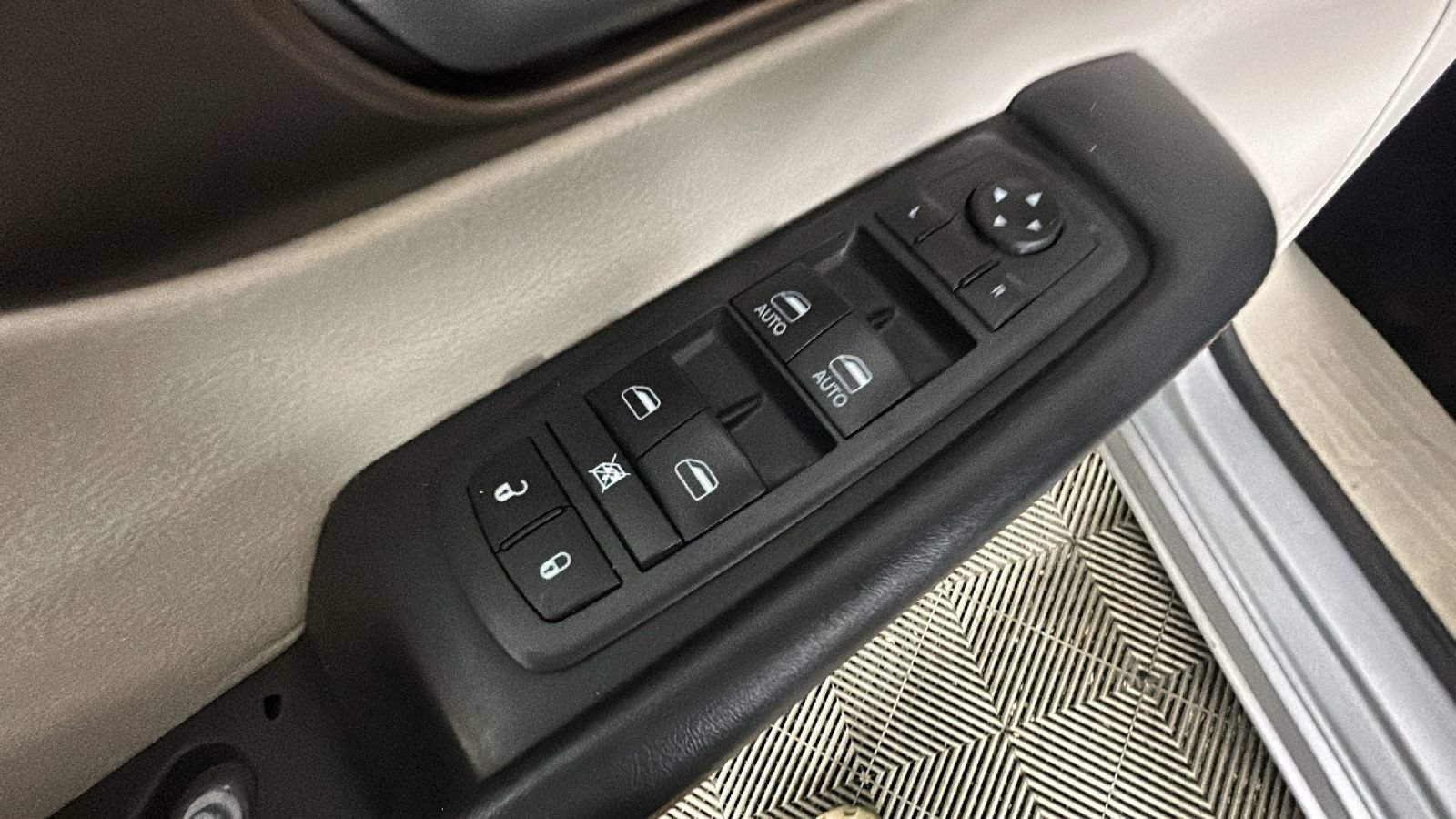Used 2018 Chrysler Pacifica Touring-L FWD image 12