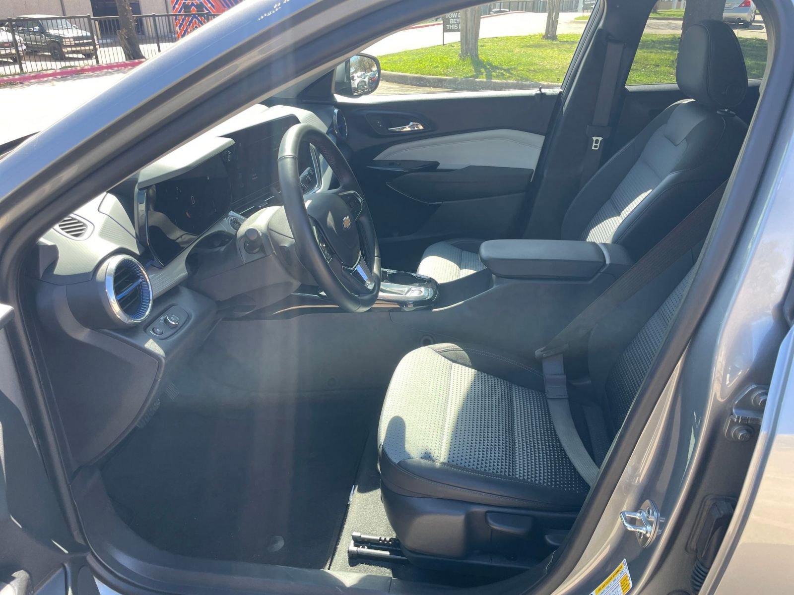 Used 2025 Chevrolet Trax LT w/ LT Convenience Package image 30