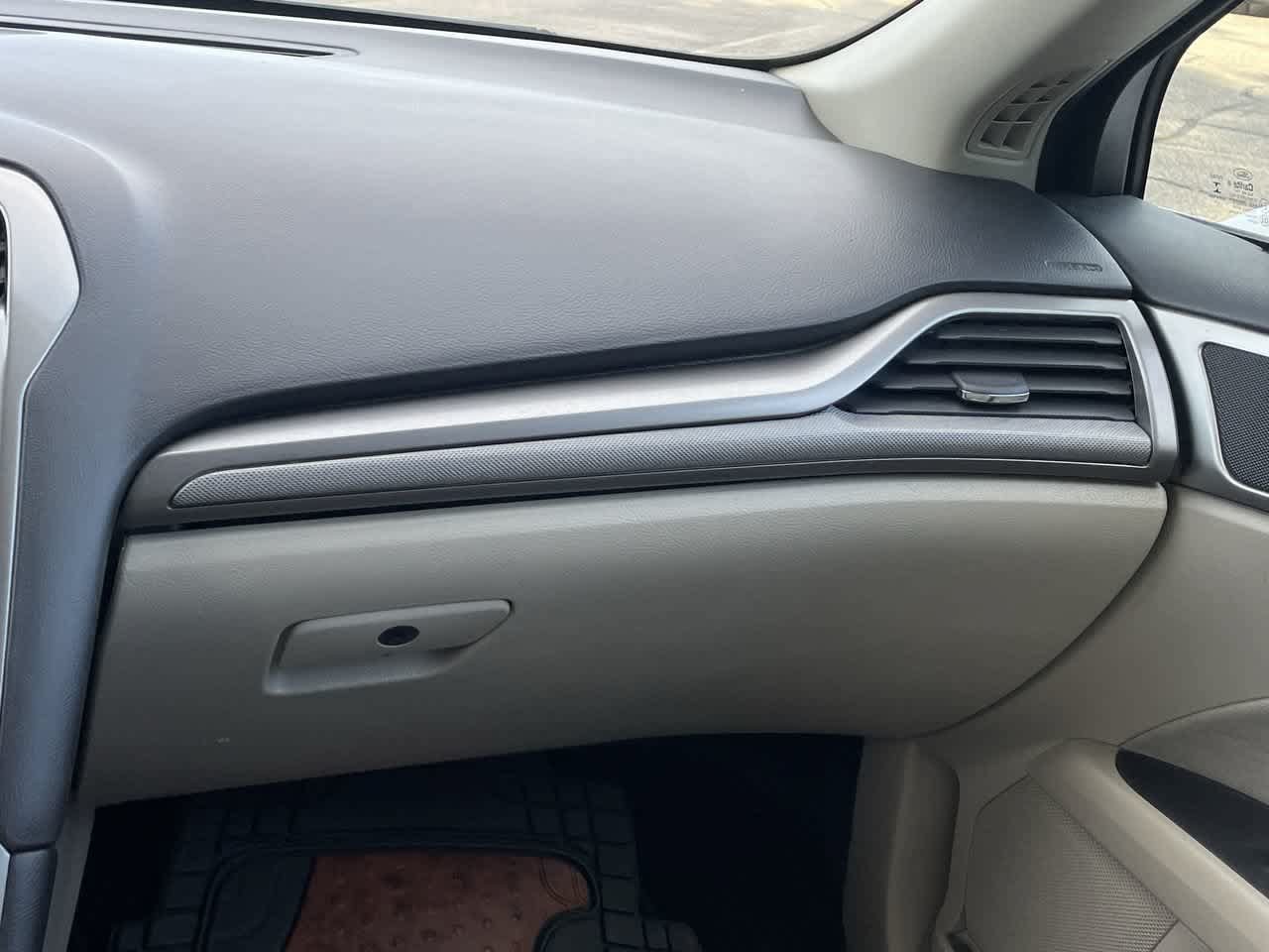 Used 2018 Ford Fusion SE FWD image 16
