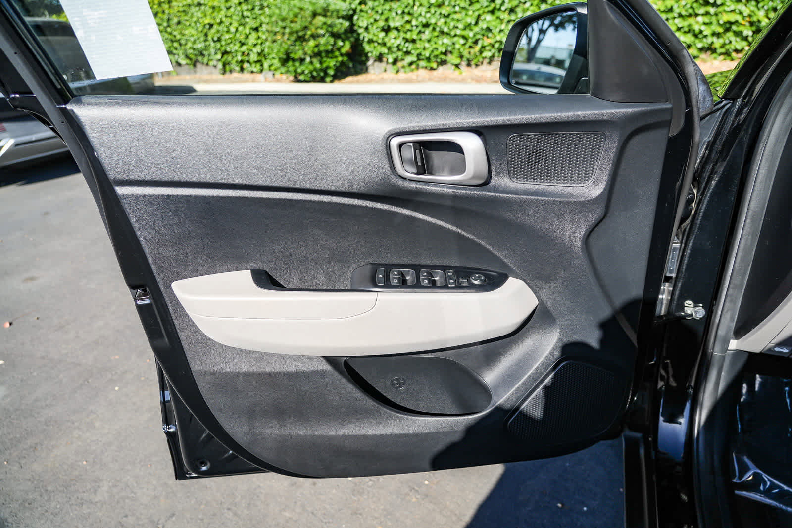 Used 2023 Hyundai Venue SEL image 21