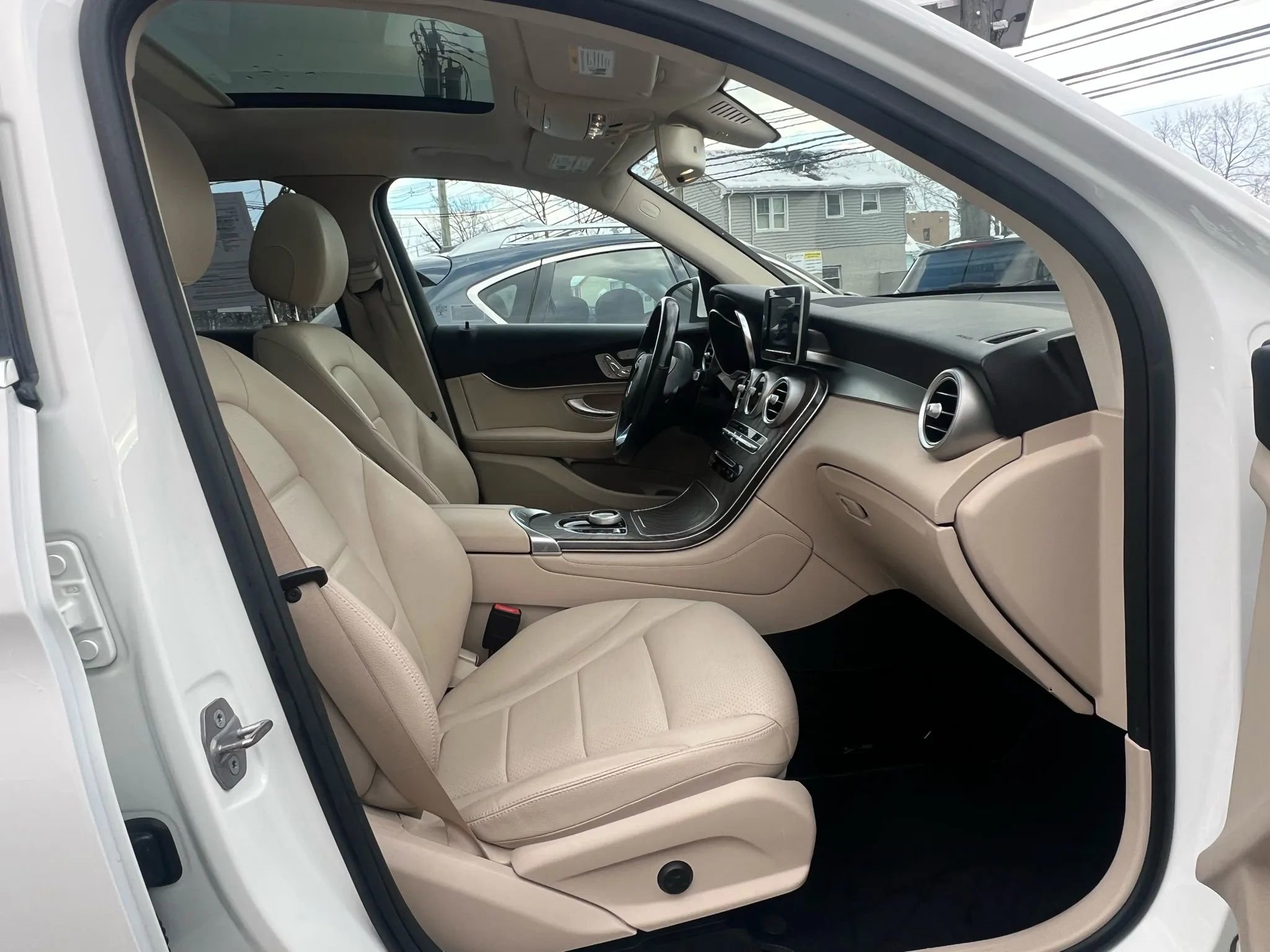 Used 2019 Mercedes-Benz GLC 300 4MATIC w/ Premium Package image 32