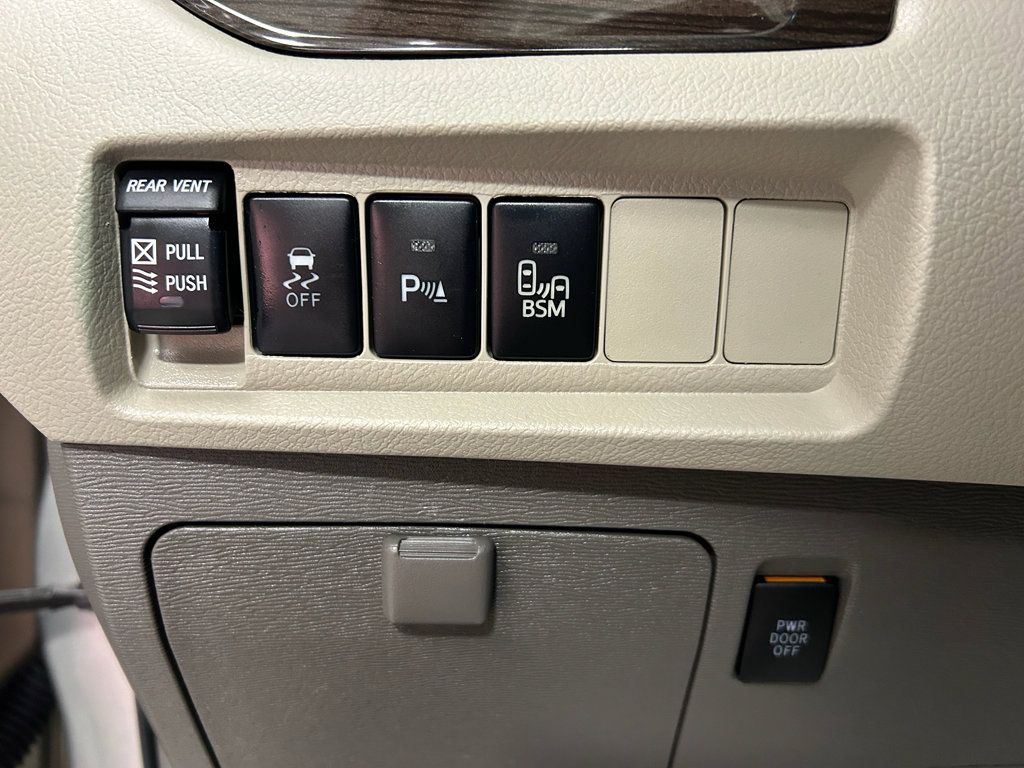 Used 2017 Toyota Sienna XLE w/ XLE Navigation Package FWD image 15