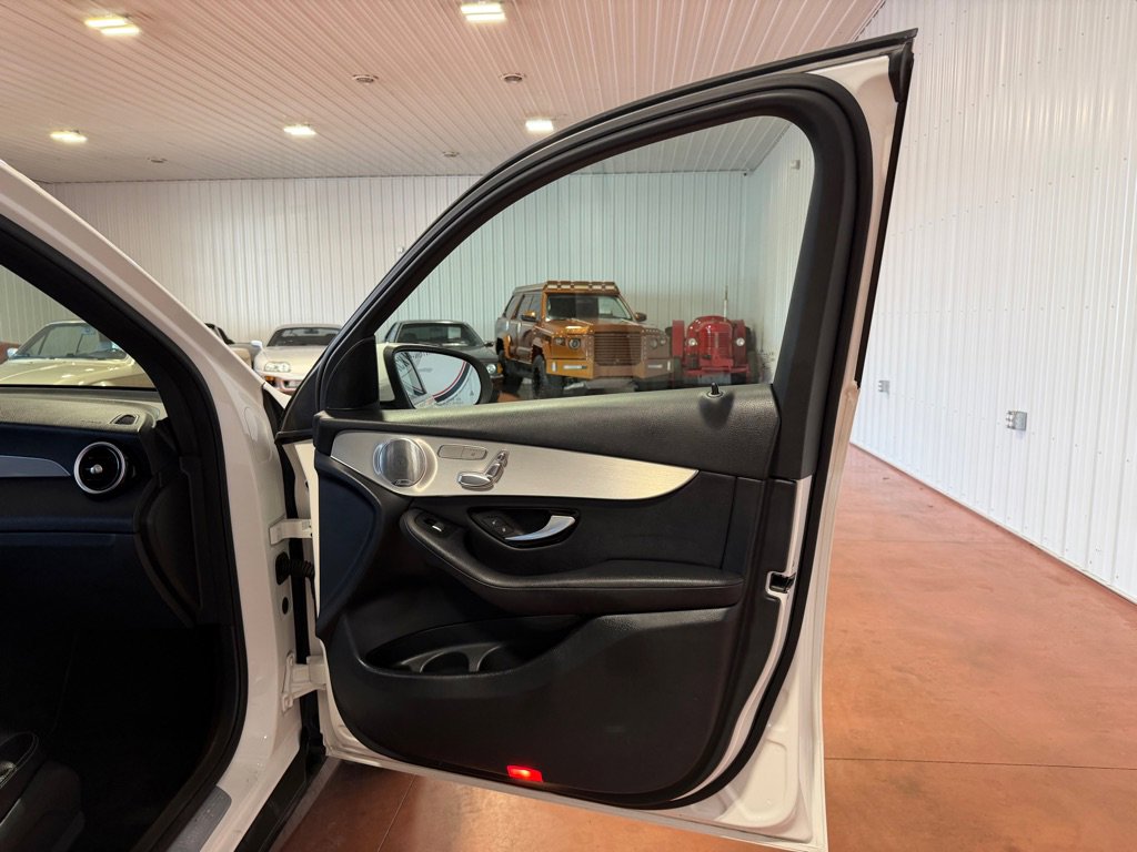 Used 2017 Mercedes-Benz GLC 300 4MATIC image 22