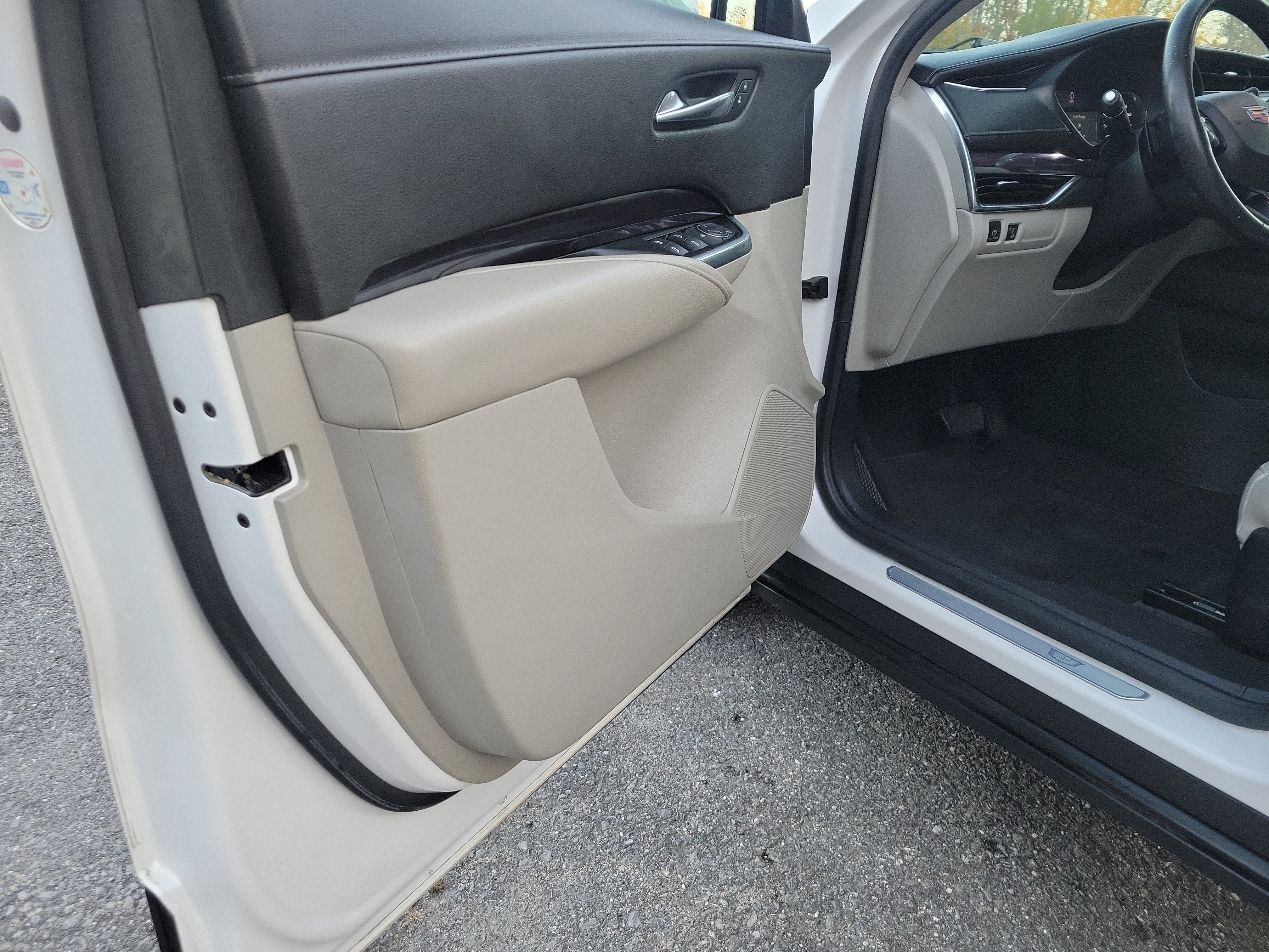 Used 2020 Cadillac XT4 Luxury w/ Cold Weather Package FWD image 15