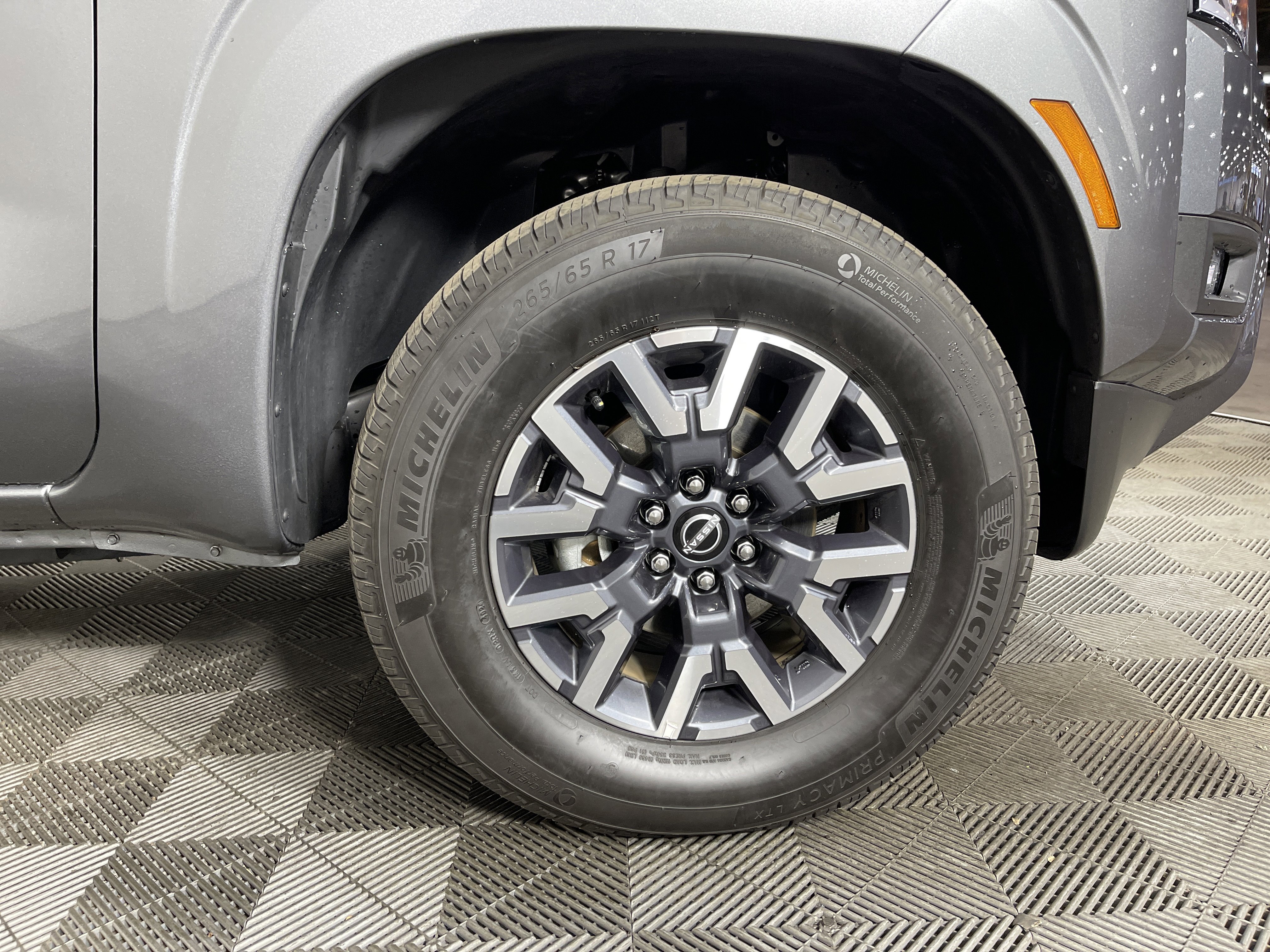 Used 2025 Nissan Frontier SL w/ Graphics Package image 11