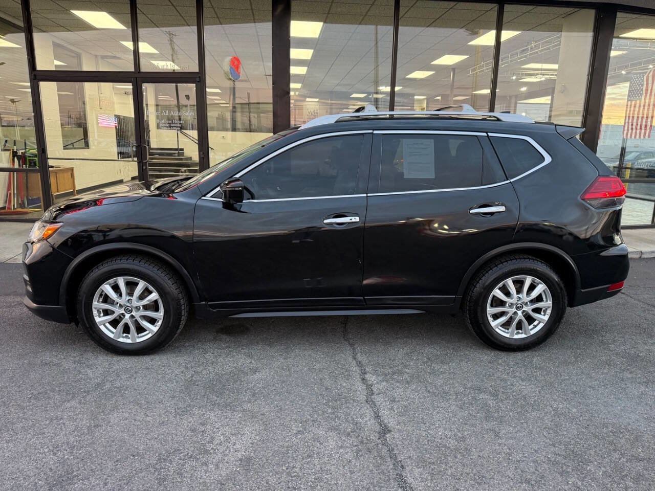 Used 2017 Nissan Rogue SV image 2