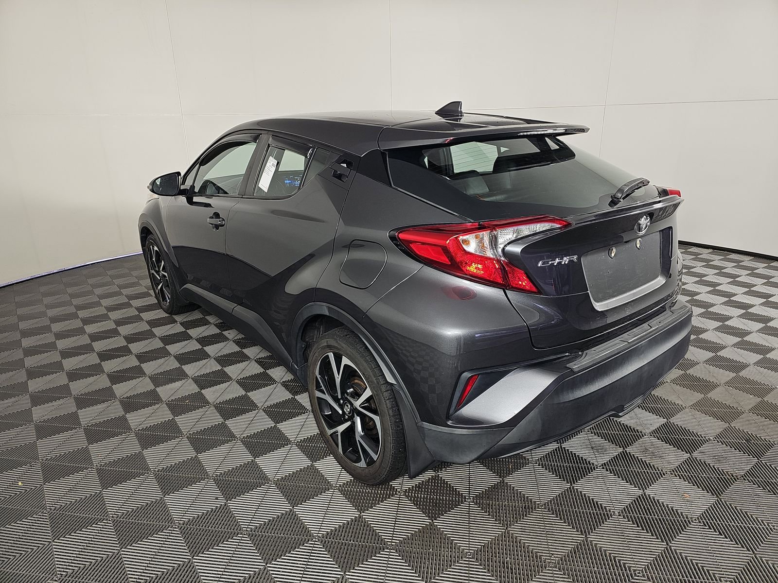 Used 2018 Toyota C-HR XLE image 3