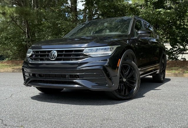 Used 2022 Volkswagen Tiguan SE R-Line image 2