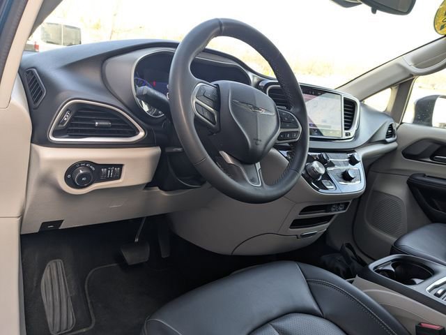 Used 2023 Chrysler Pacifica Touring-L image 2